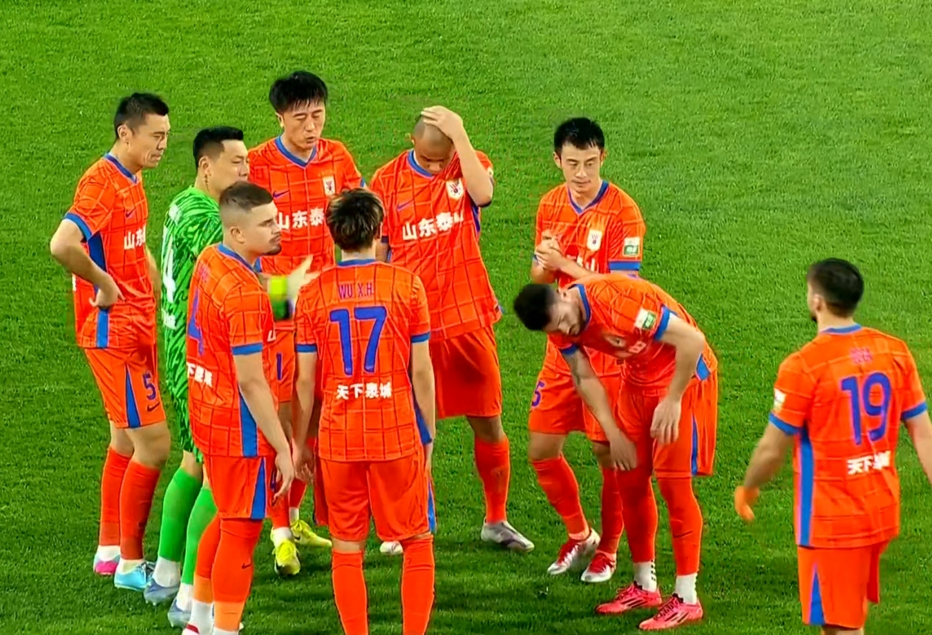 关于国内职业足球赛场上的惊心动魄对决即将上演！的信息